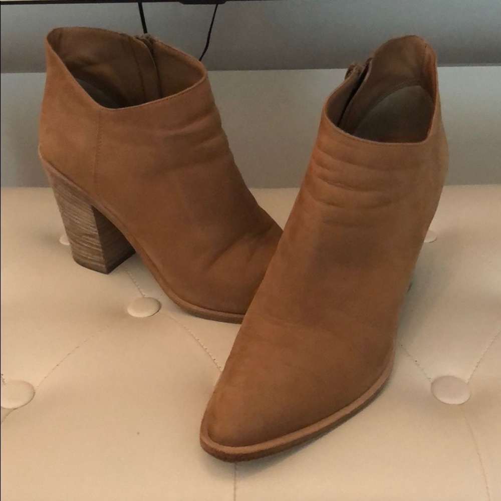 Vince Easton Asymmetric Nubuck Bootie, Sand US 7M